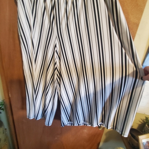 LANE BRYANT NWT WIDE LEGS PULL ON . SZ 18/20 BLACK WHITE STRIPES. CROP - Picture 3 of 11